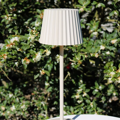 Lucide JUSTINE - Lámpara de mesa Recargable Dentro/Fuera - Batería/acumulador - LED Regul. - 1x2W 2700K - IP54 - Con estación de carga inalámbrica - Beige - ambiente 2